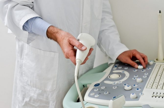 ultrasound machine in hand