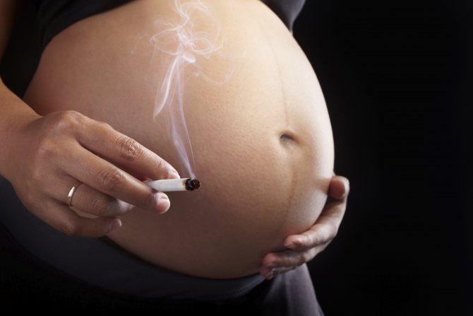 беременная женщина курит