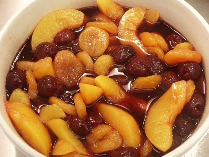 What are the benefits of dried fruit compote?