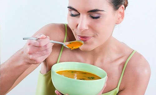 девушка ест суп