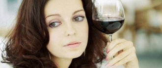 Девушка с бокалом вина