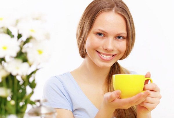 Девушка с желтой чашкой с чаем