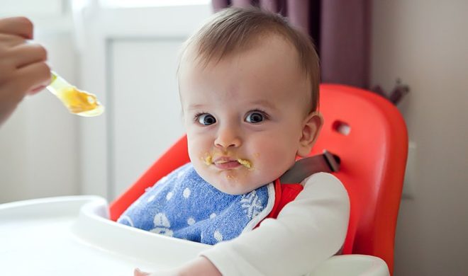 Фото ребенка за прикормом