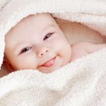 Гигиена шестимесячного малыша включает в себя умывание по утрам, смену подгузника и подмывание после стула, купание перед сном.