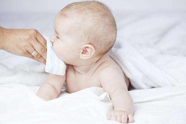 Breast milk for a runny nose in infants: treatment and is it possible to drip