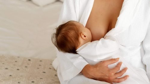 breastfeeding or bottle feeding