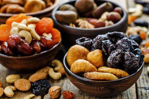 What dried fruits are allowed to be consumed while breastfeeding?