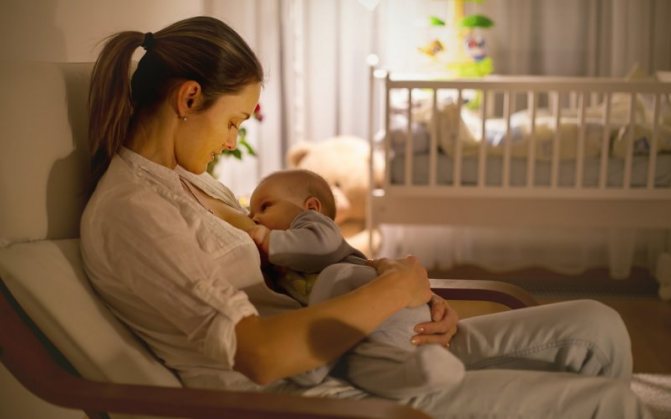 Cluster feeding: what is grouped cluster feeding, is it the norm or not. Why does the baby hang on the chest? How to make sure your baby doesn&#39;t have enough milk. natural mechanisms for increasing lactation. 