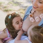 Кормление двух детей грудью одновременно