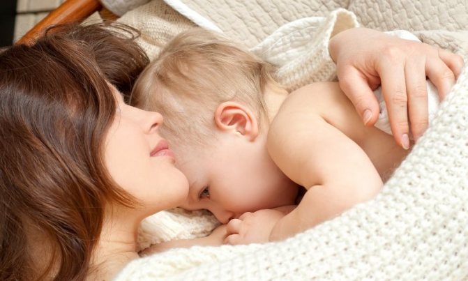 Кормление ребенка грудью при температуре: опасно или полезно