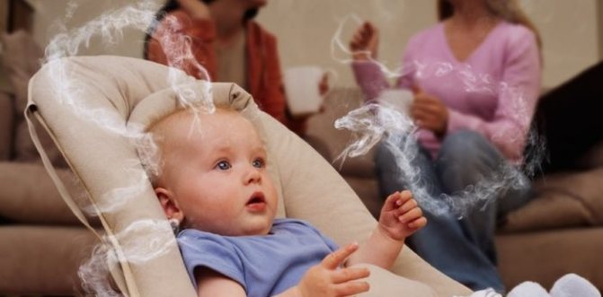 Малыш будет страдать от курения во время грудного вскармливания.