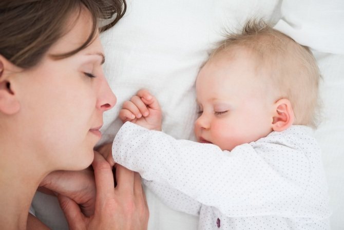 Малыш в 6 месяцев в среднем нуждается в 15 часах сна за сутки.