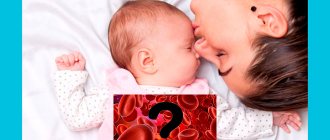 мама с новорожденным ребенком и красными кровяными тельцами