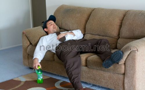 Мужчина лежит на диване
