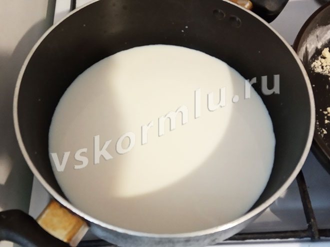 Heat the milk over low heat, stirring constantly so that it does not run away.