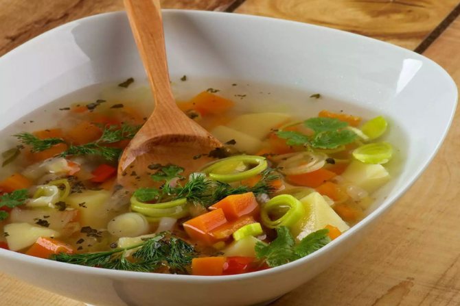 Овощной суп в тарелке