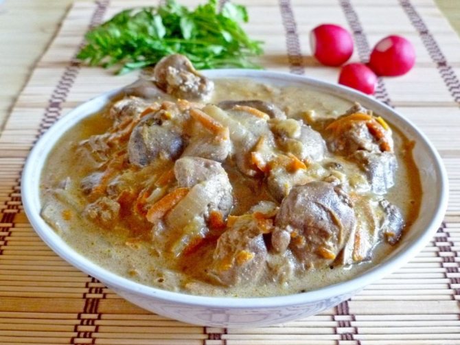 Liver stewed in sour cream