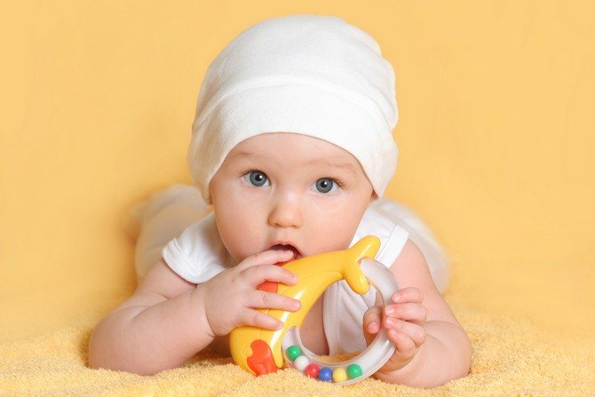 Six-month-old babies are interested in touching and holding bright rattles, squeakers, in general, those that also make sounds.