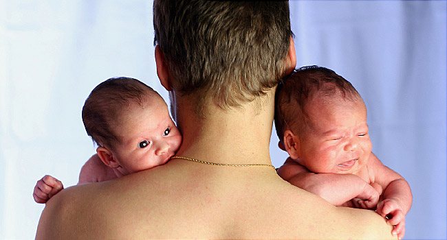 Dad&#39;s help when feeding twins