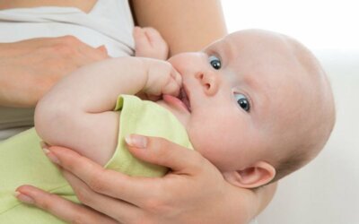 The child eats only one breast: what to do?
