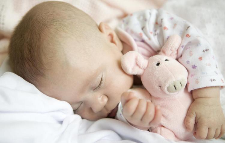 Сон ребенка в 5 месяцев за сутки должен составить около 16 часов.