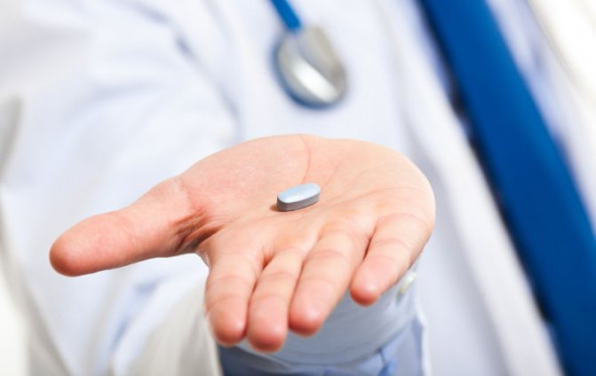 таблетка в руке у врача