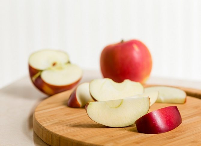 Eating red apples puts young mothers at slightly higher risk of causing an allergic reaction.